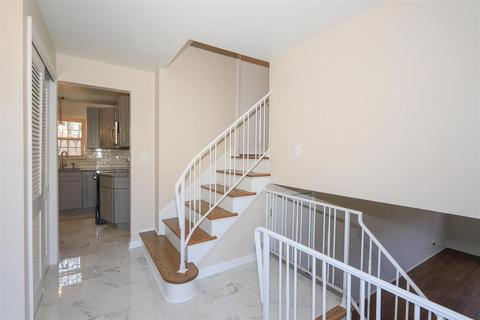 1018 Newcastle Dr, Cincinnati, OH 45231 photo 4