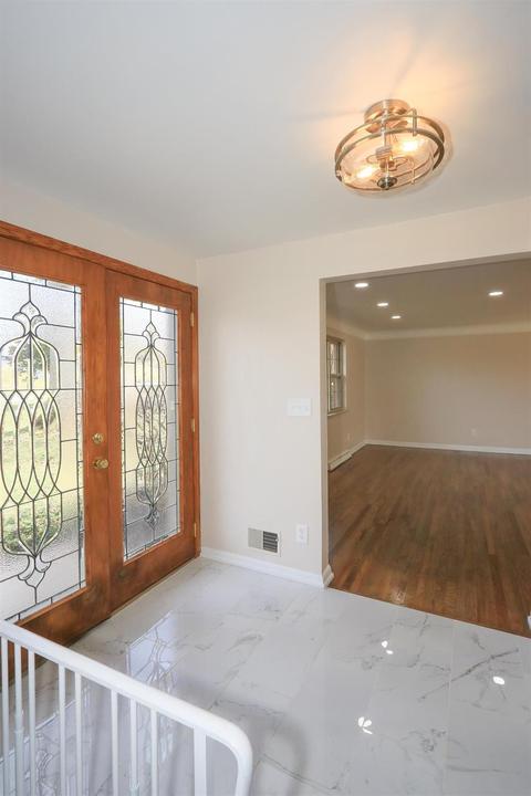 1018 Newcastle Dr, Cincinnati, OH 45231 photo 3
