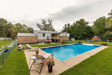 1295 Surrender Ct, Amelia, OH 45102 photo 2