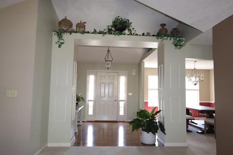 668 Mccormick Ln, Cincinnati, OH 45245 photo 3