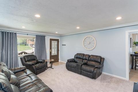 307 Anders Ct, Cincinnati, OH 45238 photo 3