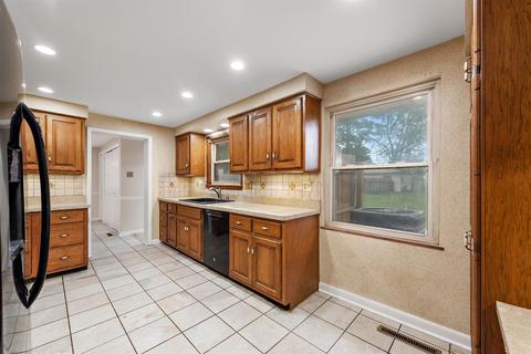 900 Hawthorne Dr, Cincinnati, OH 45245 photo 8