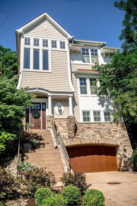 1047 Crocus Ln, Cincinnati, OH 45208 photo 1