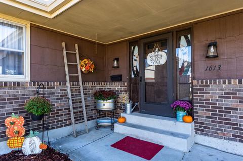 1613 Mandarin Dr, Forest Park, OH 45240 photo 2