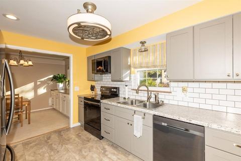 1033 Hollytree Dr, Cincinnati, OH 45231 photo 13