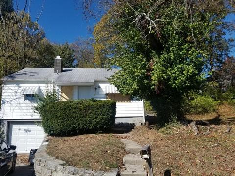 1922 Ashbrook Ln, Cincinnati, OH 45238 photo 1