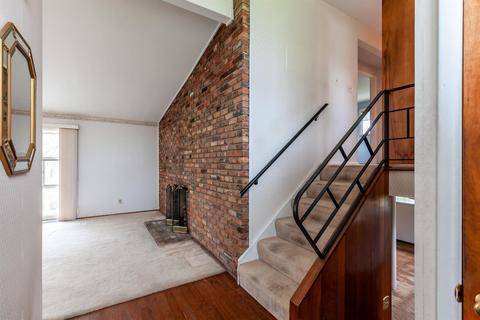 9457 Sherborn Dr, Cincinnati, OH 45231 photo 3