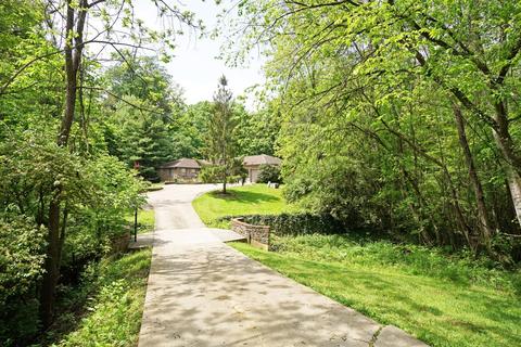 2047 Greenpine Dr, Cincinnati, OH 45231 photo 1