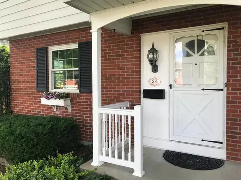 34 Handel Ln, Greenhills, OH 45218 photo 4