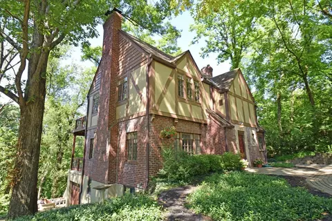 855 Dunore Dr, Cincinnati, OH 45220 photo 2