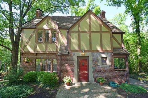 855 Dunore Dr, Cincinnati, OH 45220 photo 1
