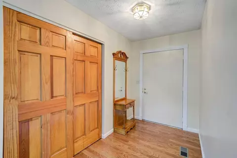 2489 Hazelcrest Ln, Cincinnati, OH 45231 photo 2