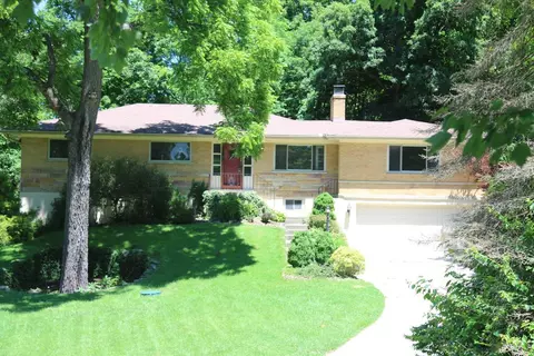 5597 Silverpoint Dr, Cincinnati, OH 45247 photo 2