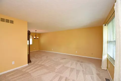 7902 Heatherglen Dr, Cincinnati, OH 45255 photo 5