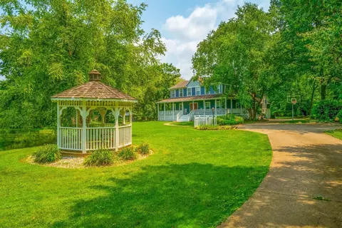 895 Garnoa Dr, Cincinnati, OH 45231 photo 4