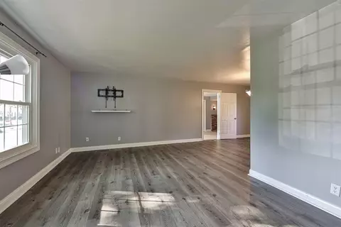 9739 Crestbrook Dr, Cincinnati, OH 45231 photo 4