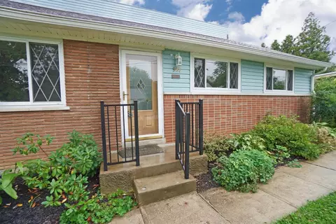 985 Hollytree Dr, Cincinnati, OH 45231 photo 2