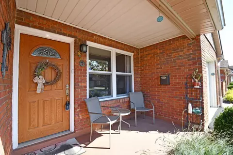 286 Jonathan Ct, Cincinnati, OH 45255 photo 2
