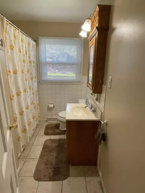 106 Junedale Dr, Greenhills, OH 45218 photo 9