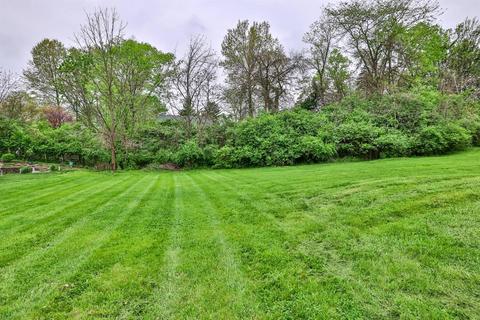 339 Ashley Ln #15, Wyoming, OH 45215