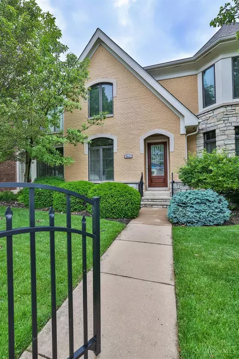9511 Park Manor Blvd, Blue Ash, OH 45242 photo 3