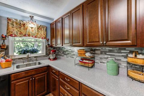 665 Holiday Dr, Cincinnati, OH 45245 photo 9