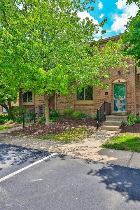 511 Halifax Cir, Cincinnati, OH 45244 photo 2