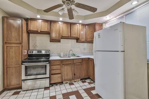 13 Chalmers Ct, Greenhills, OH 45218 photo 9