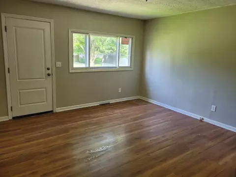 855 Ludlow Ln, Cincinnati, OH 45245 photo 2
