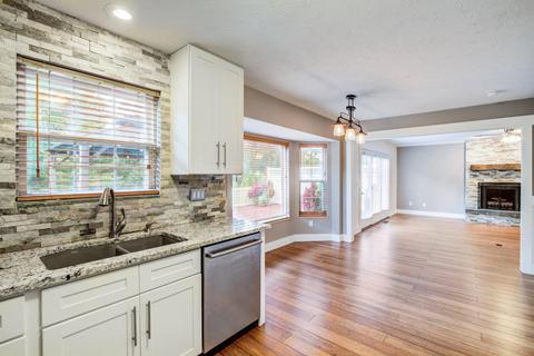 4641 Hampton Pointe Dr, Cincinnati, OH 45248 photo 7