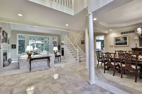 9 Hampton Ln, Cincinnati, OH 45208 photo 3