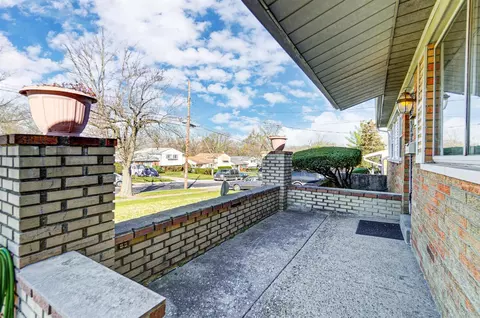 9584 Trafford Ct, Cincinnati, OH 45231 photo 2