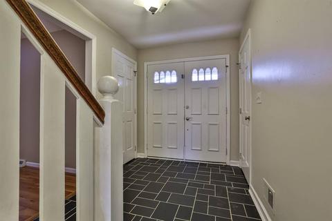 412 Stonehearst Ln, Cincinnati, OH 45231 photo 4