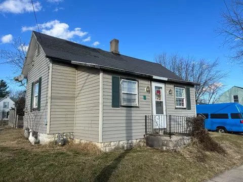 122 Midland Ave, Bloomingburg, OH 43106