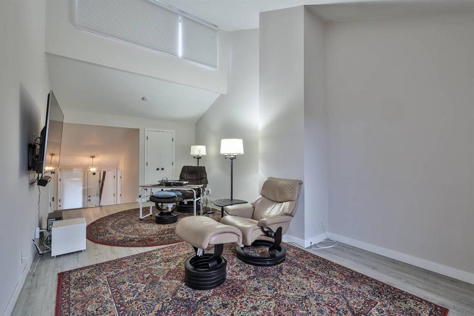  40 Rolling Hills Dr, Wyoming, OH 45215 photo 5