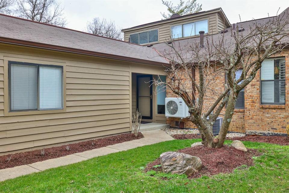  40 Rolling Hills Dr, Wyoming, OH 45215 photo 2