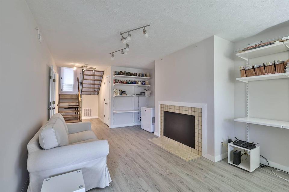  40 Rolling Hills Dr, Wyoming, OH 45215 photo 7