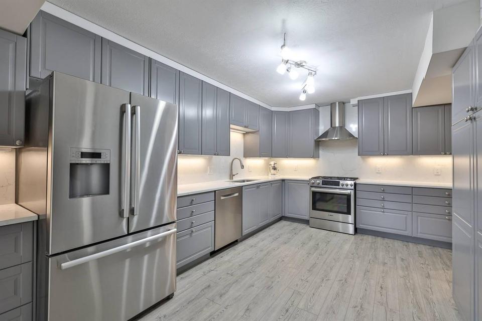  40 Rolling Hills Dr, Wyoming, OH 45215 photo 12