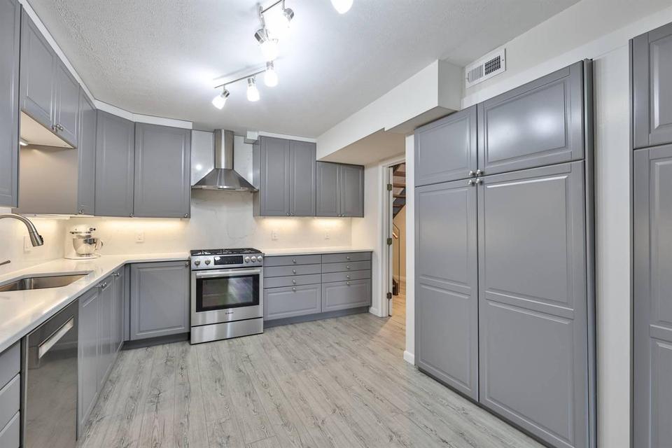  40 Rolling Hills Dr, Wyoming, OH 45215 photo 13