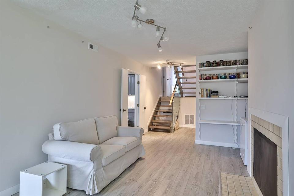  40 Rolling Hills Dr, Wyoming, OH 45215 photo 8