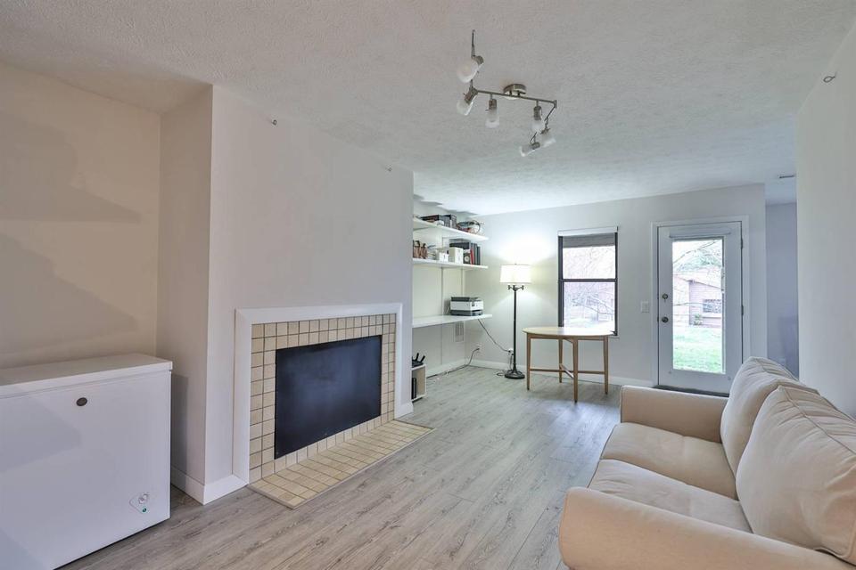  40 Rolling Hills Dr, Wyoming, OH 45215 photo 6