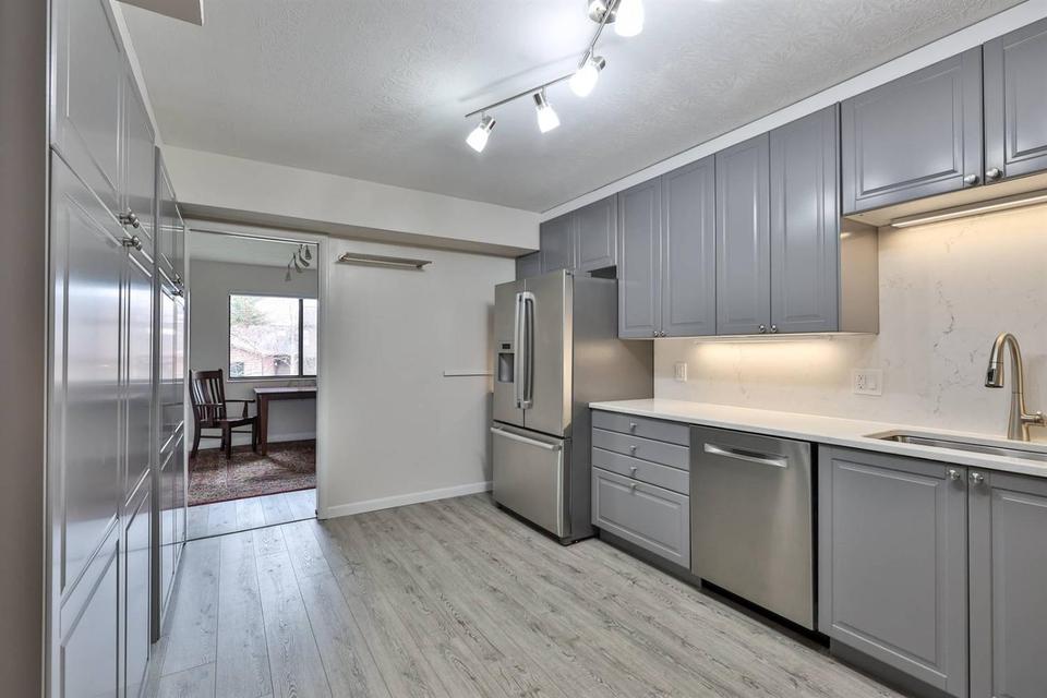  40 Rolling Hills Dr, Wyoming, OH 45215 photo 14