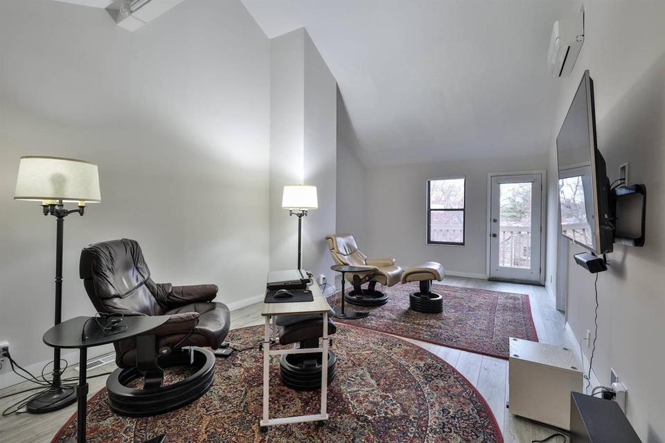  40 Rolling Hills Dr, Wyoming, OH 45215 photo 3