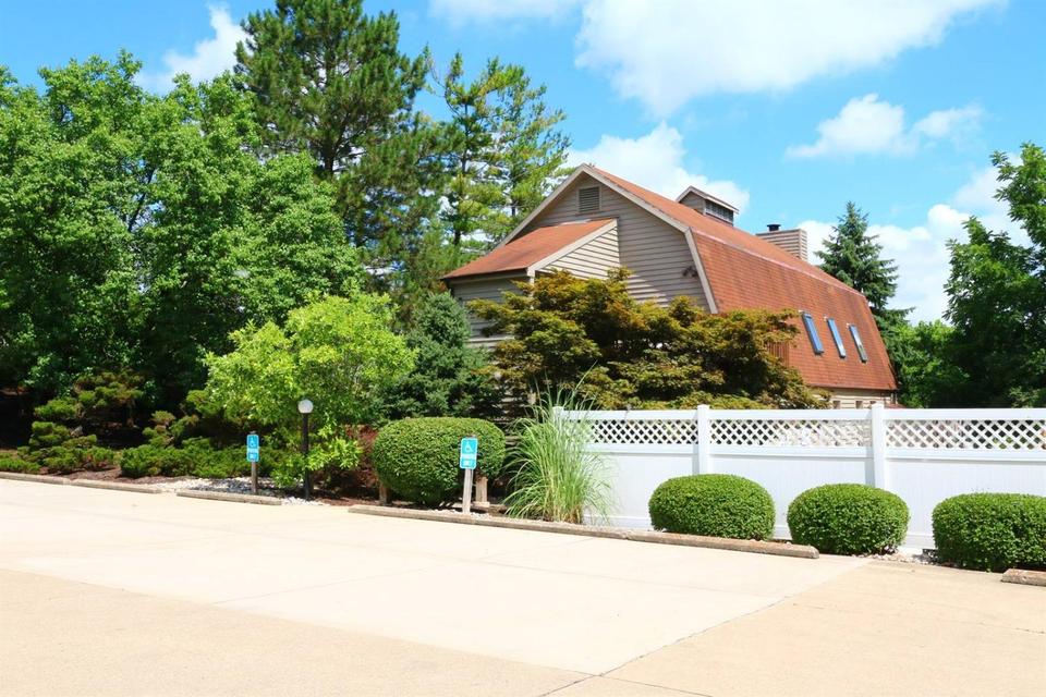  40 Rolling Hills Dr, Wyoming, OH 45215 photo 35