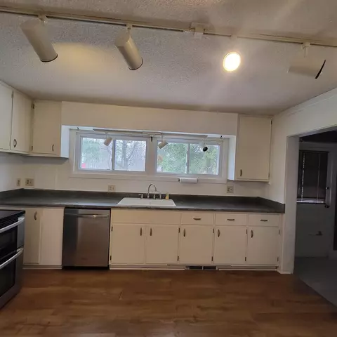 875 Hawthorne Dr, Cincinnati, OH 45245 photo 7