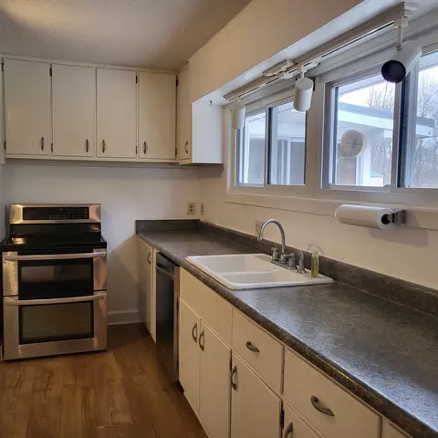 875 Hawthorne Dr, Cincinnati, OH 45245 photo 5