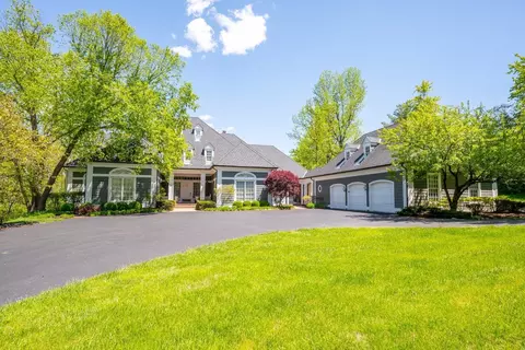 8150 Ravenswalk Ln, Cincinnati, OH 45243