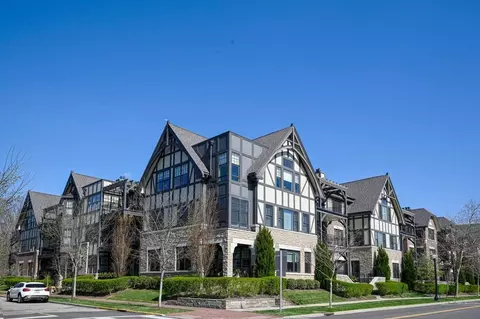 3900 West St #203, Mariemont, OH 45227