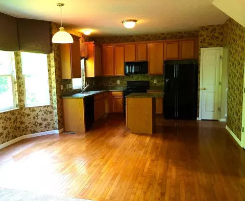 882 Anson Dr, Cincinnati, OH 45245 photo 2