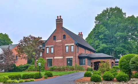 9 Trailbridge Dr, Blue Ash, OH 45241